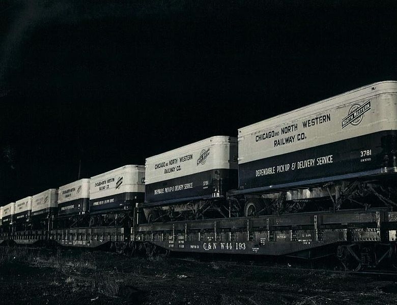Chicago_and_North_Western_piggyback_freight_cars_1954.JPG